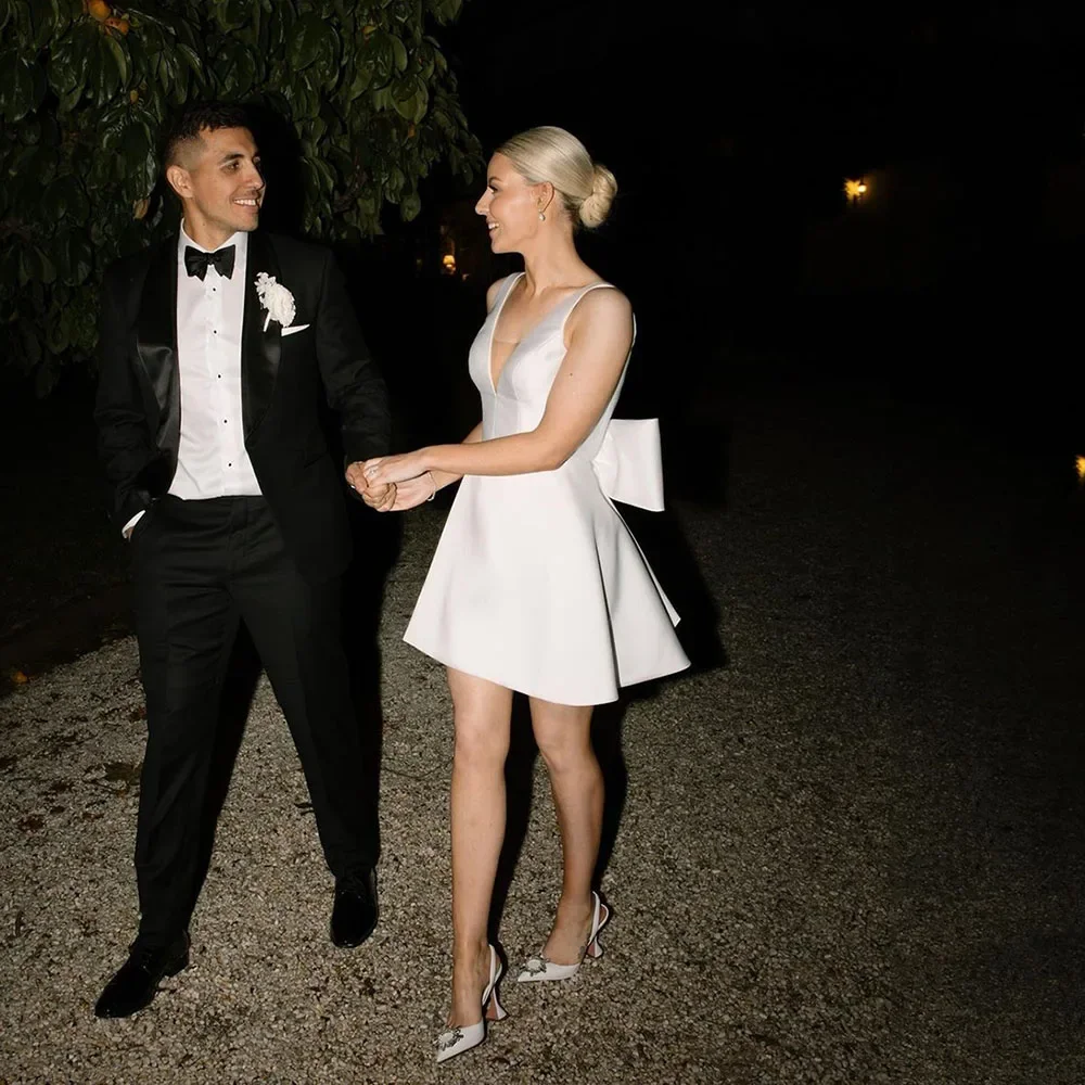 ชุดแต่งงานผ้าซาตินคอวีแขนกุดผูกโบว์ชุดเจ้าสาวสั้น vestido de novia