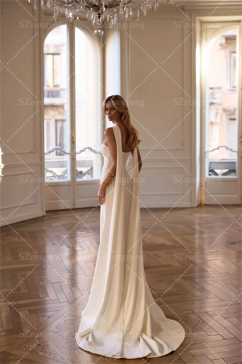 Vestido de novia chal plisado de alta calidad con cuello barco moderno, vestido de novia bohemio con abertura lateral y espalda descubierta con tren hecho a medida