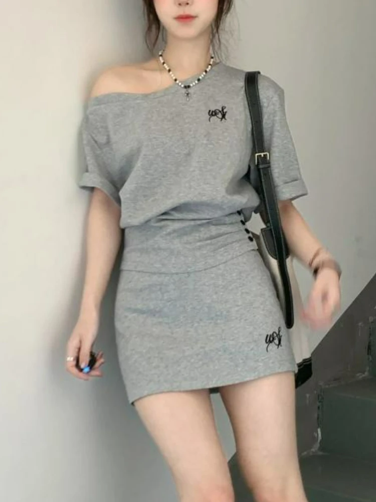 

Летний женский комплект из двух предметов, повседневная серая футболка с открытыми плечами, облегающая мини-юбка, молодежный стиль, облегающие одинаковые наряды, мода