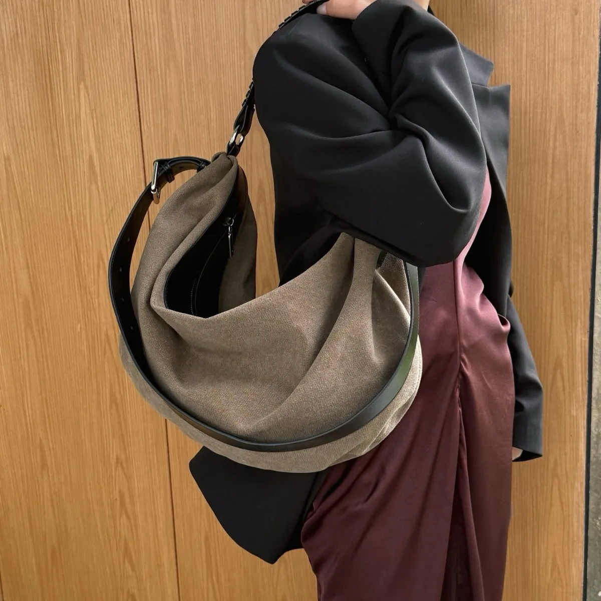 

Canvas Bag Women's Large Capacity 2025 New Versatile Lazy Wind Shoulder Messenger Bag Casual Commuter Dumpling Bag