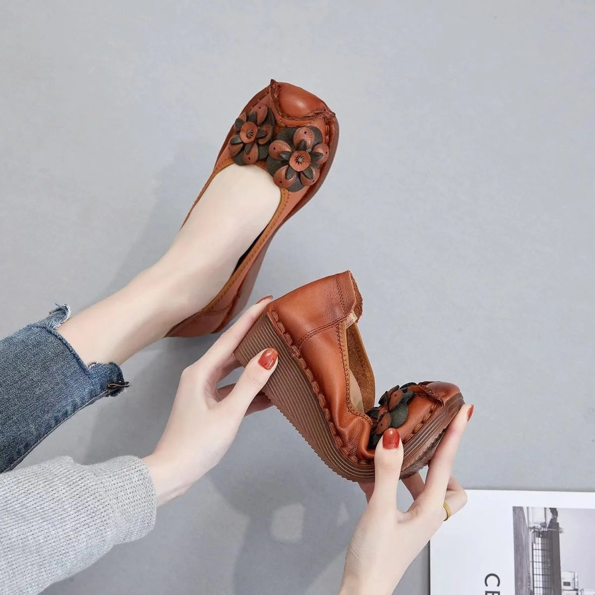 

Женская прогулочная обувь, слипоны для мамы, элегантные мокасины, неглубокая обувь, женская обувь из коровьей кожи с цветочным принтом, женская шикарная повседневная обувь на танкетке на плоской подошве