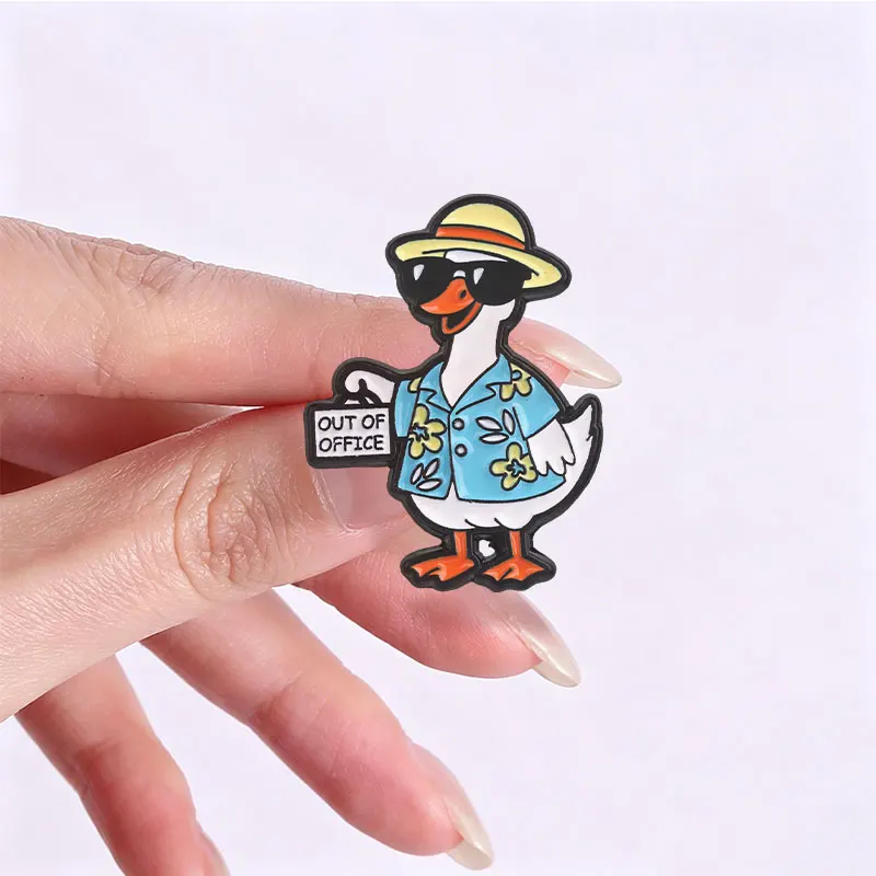 Lustiger Emaille-Pin „Gänse im Urlaubsmodus – Aus dem Büro“ – Firmenhumor-Brosche, Anstecknadel, Schmuckgeschenk für Freunde – Detail 7