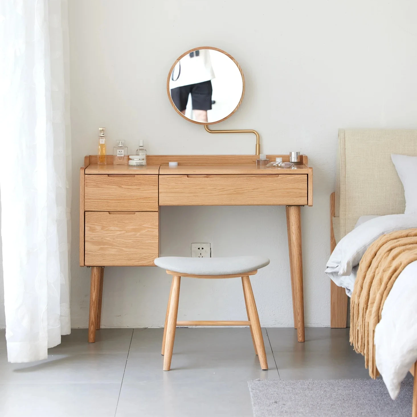 

-ee H9053 Solid Oak Wood Modern Dressing Table with Large Mirror Drawer for Bedroom or Apartment Use Featuring Storage Solution