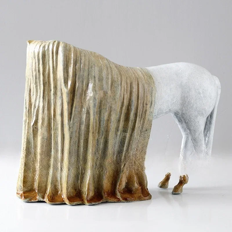 Kreative Abstraktion, neue chinesische Pferdeskulptur, dekorative Metallornament am Eingang