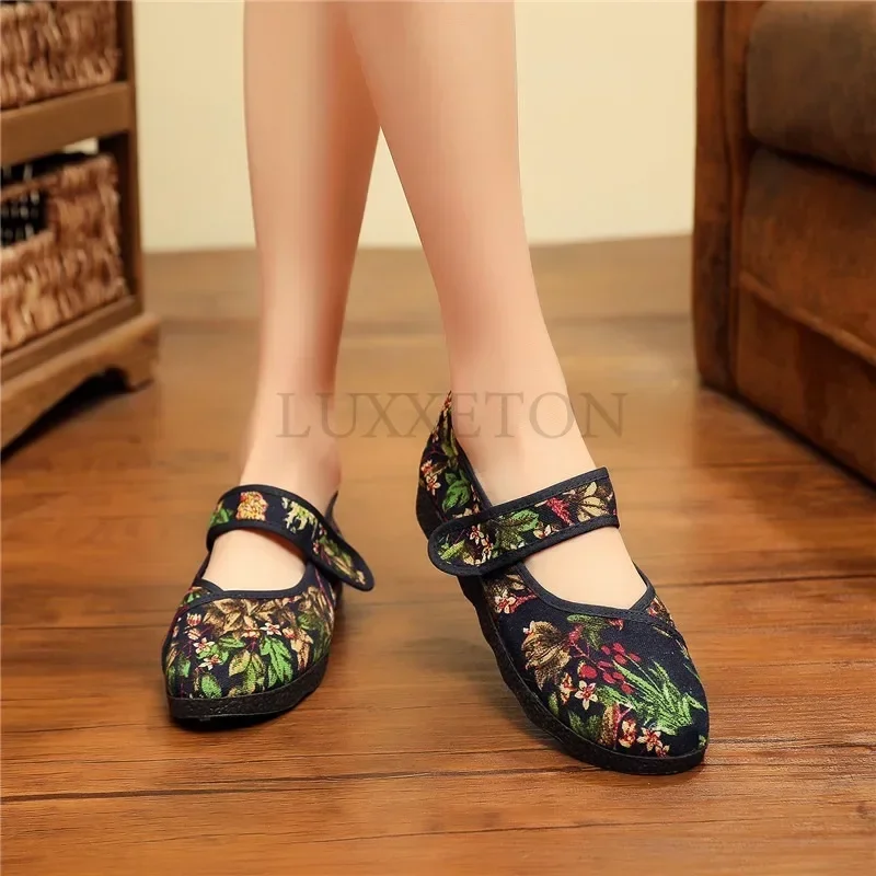 Flower Embroidered Women Shoes New Retro Embroidered Flat Bottom Comfortable Chinese Elements Casual Fabric Women Shoes