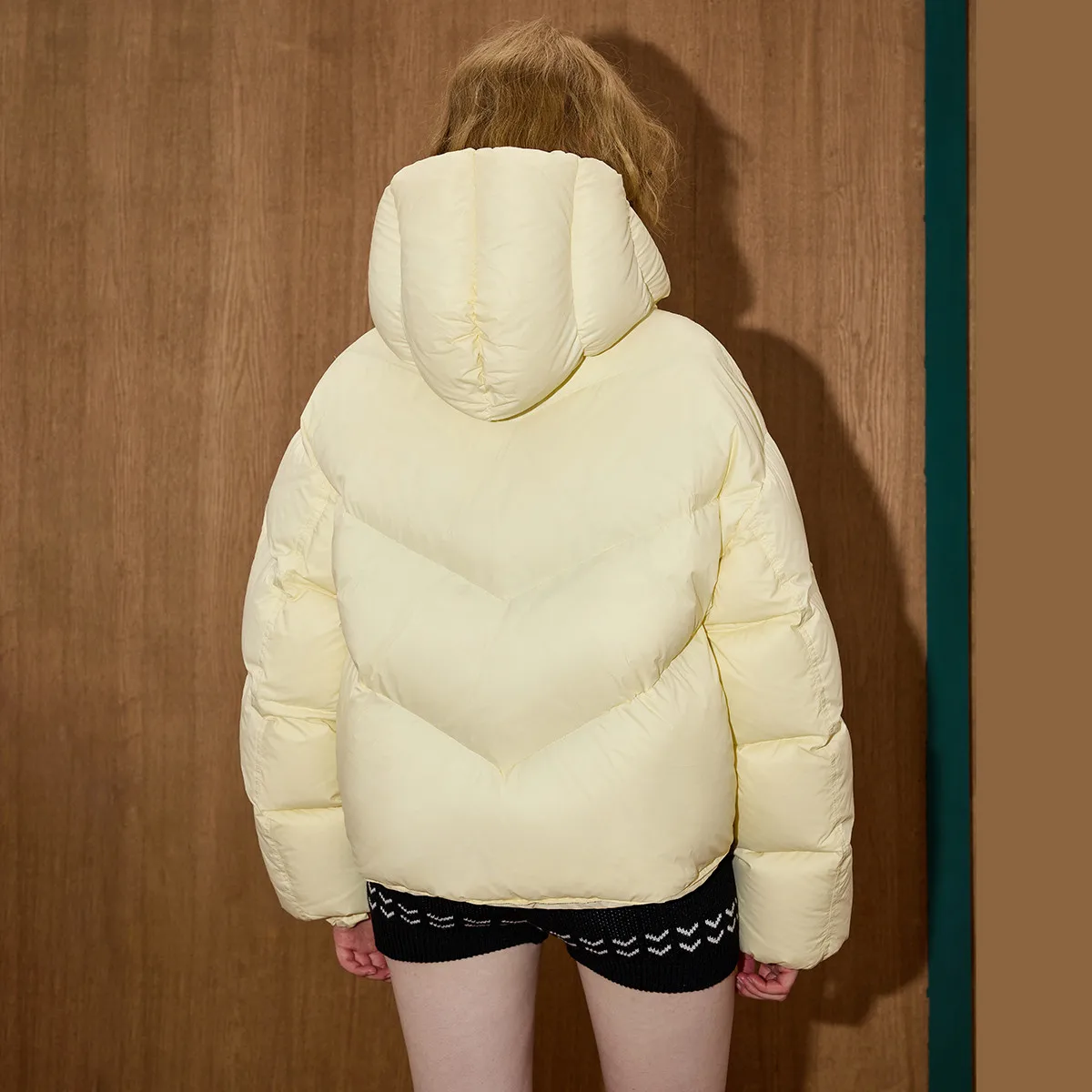 سترة نسائية شتوية لعام 2025 بأكمام منتفخة 90% سترة قصيرة بقلنسوة معطف منتفخ لملابس صغيرة فضفاضة ومريحة كبيرة الحجم