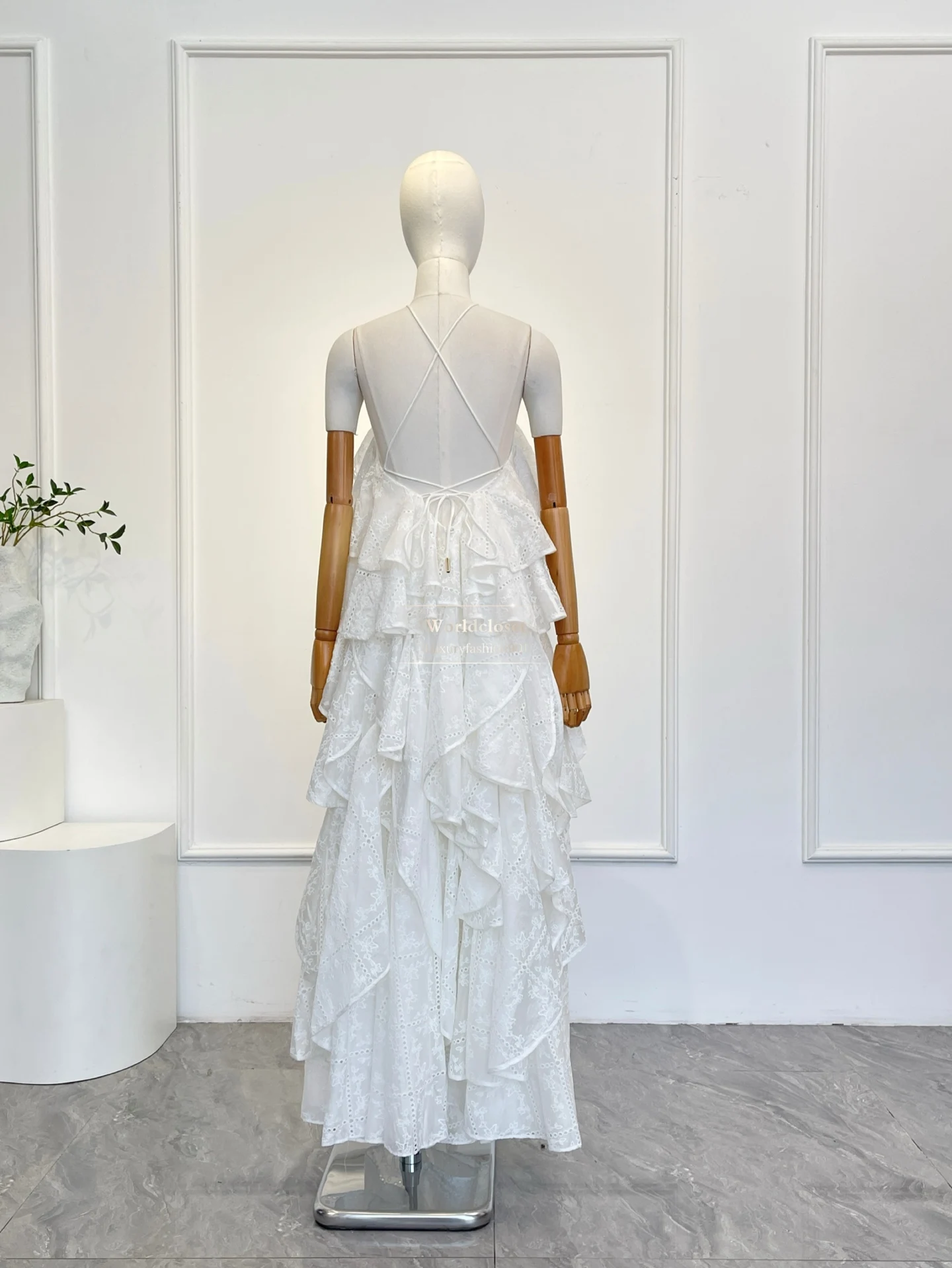 

Нежное белое макси-платье с рюшами, вышивкой и шнуровкой на спине, в стиле феи