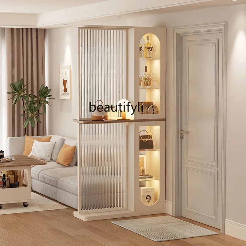 

xxqOpposite the door, the entrance cabinet, cream glass screen cabinet, solid wood door locker are integrated.