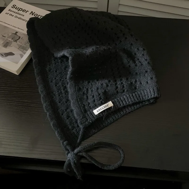 Nischen-Balaclava-Mütze in Unifarben mit Hohlstickerei, Damen-Herbst- und Wintermütze, Koreanischer Stil, Warmer Ohrenschutz, Bomber-Mütze mit Riemen – Detail 3