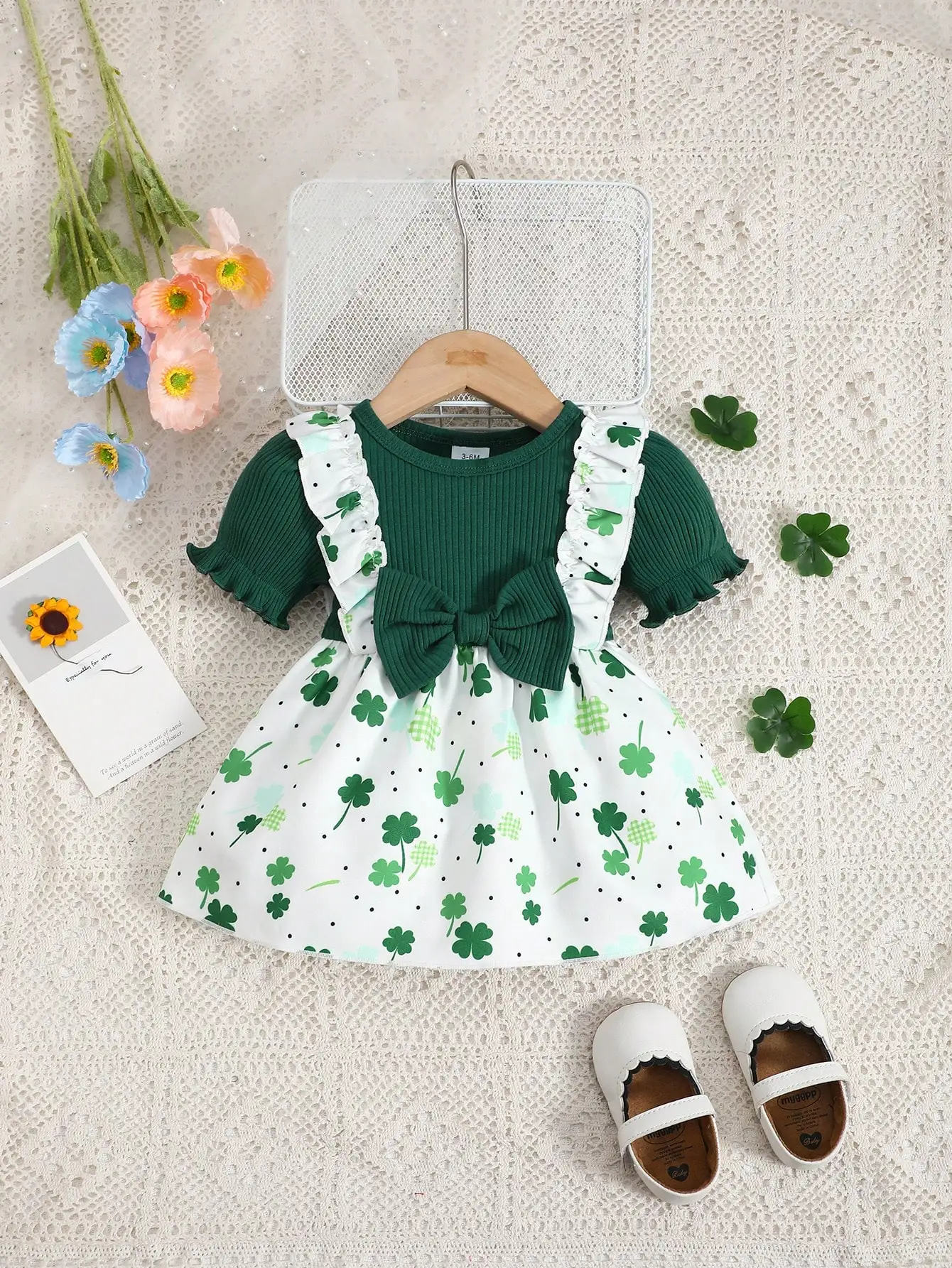 Baby-St.-Patricks-Tag-Kleid, Mädchen-Kleid mit kurzen Ärmeln und Kleeblattmuster, dunkelgrünes, geripptes Oberteil mit großer Schleifendekoration. – Detail 1