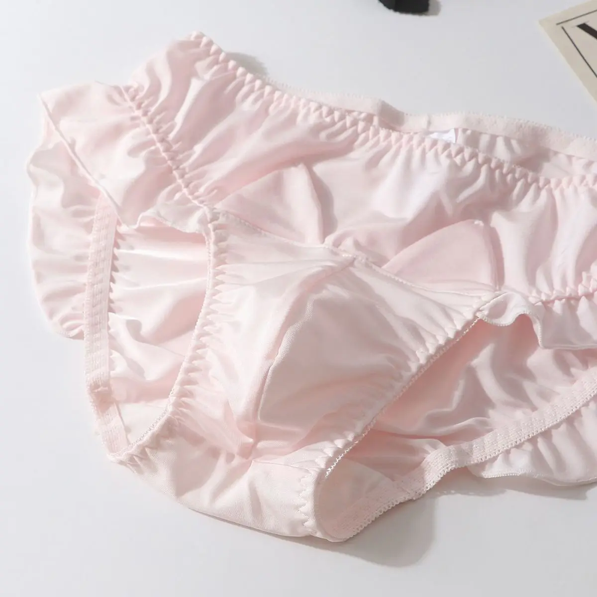 ชุดชั้นในเซ็กซี่ กางเกงในชายแบบน่ารัก กางเกงในชายแบบมีระบาย นุ่ม สบาย ระบายอากาศได้ดี สัมผัสนุ่มดุจแพรไหม