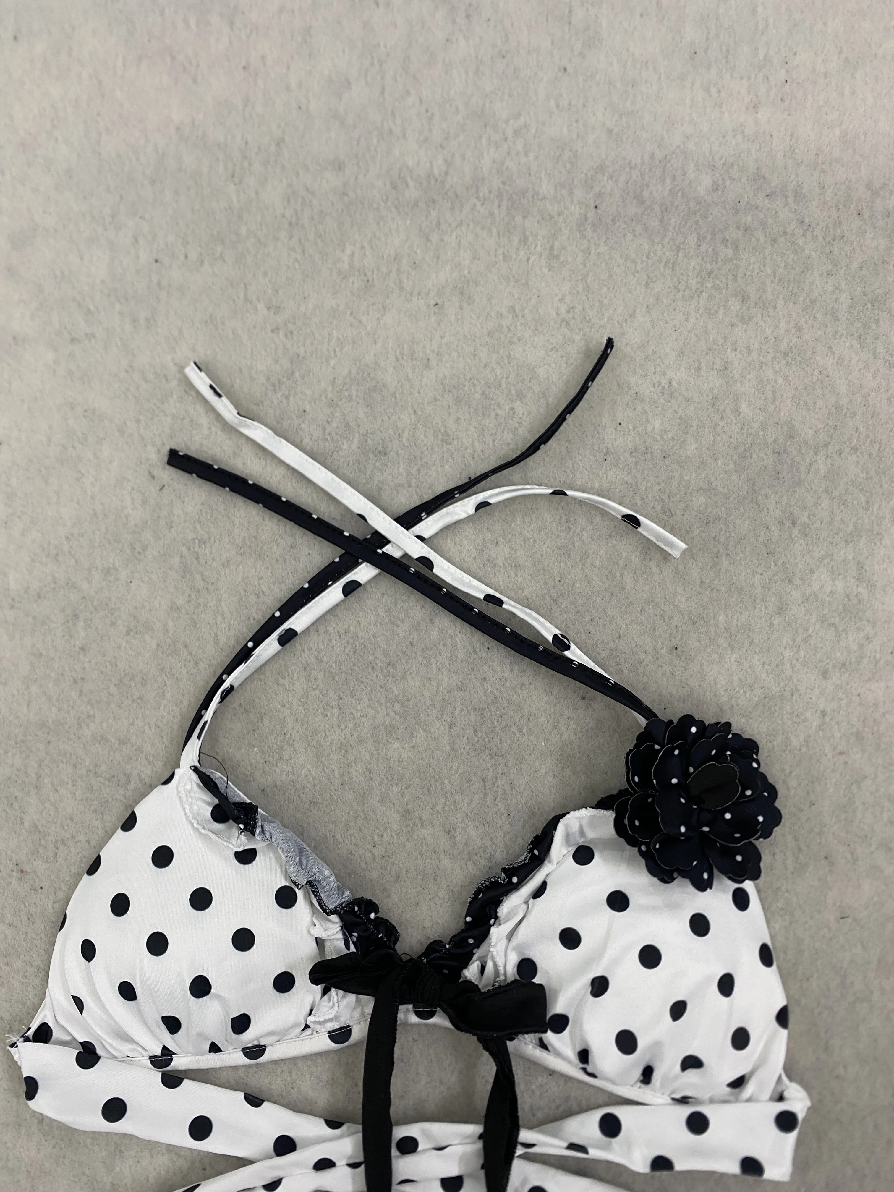 Y2K Retro-Bikini-Set im Polka-Dot-Look mit Spitze, dreiteilig, mit Neckholder-Oberteil und Rockartigem Unterteil. – Detail 3