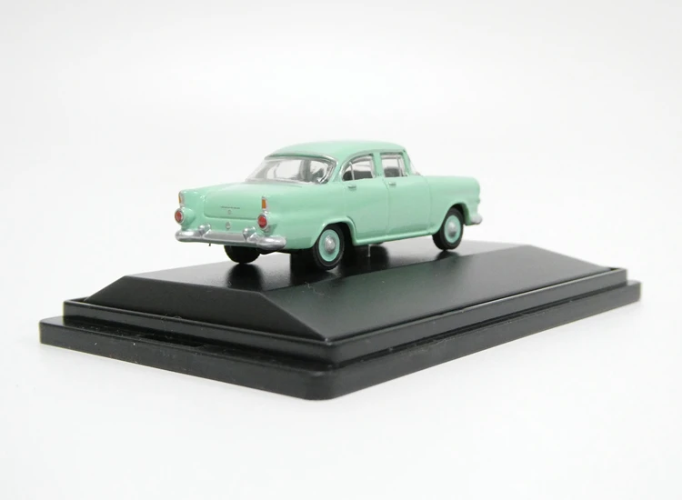 1/87 HO Scale Alloy Car Model 1960 FB Sedan Vintage Car Model Train Scene Miniature Collection Sand Table Landscape  Adult Gift