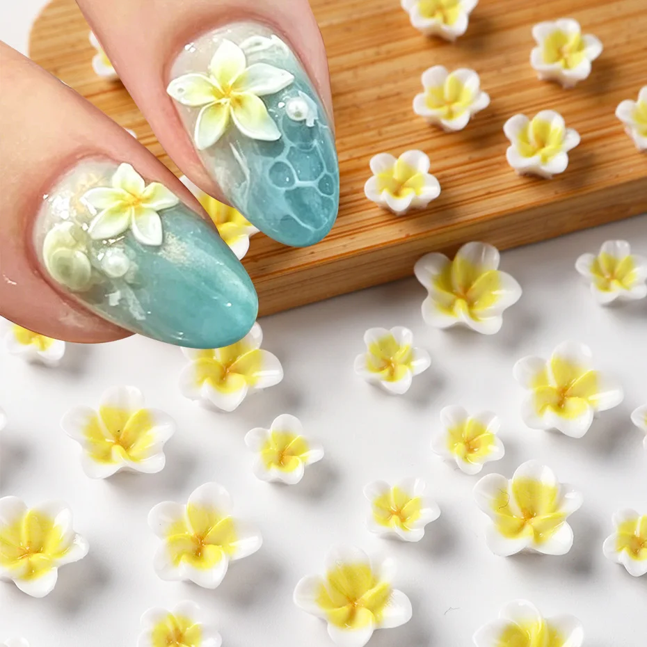 50/100 Stück 3D-Harz-Plumeria-Nagelanhänger, gemischte Größen, weiß-gelb, niedliche Plumeria-Blumen für Sommer-Nagelkunst-Dekorationen und Zubehör