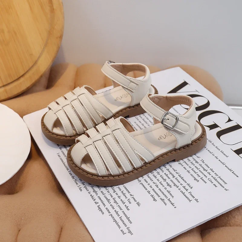 

Детские римские сандалии, однотонная модная детская пляжная обувь, новинка 2023 года, модные сандалии на плоской подошве для мальчиков и девочек, нескользящие мягкие