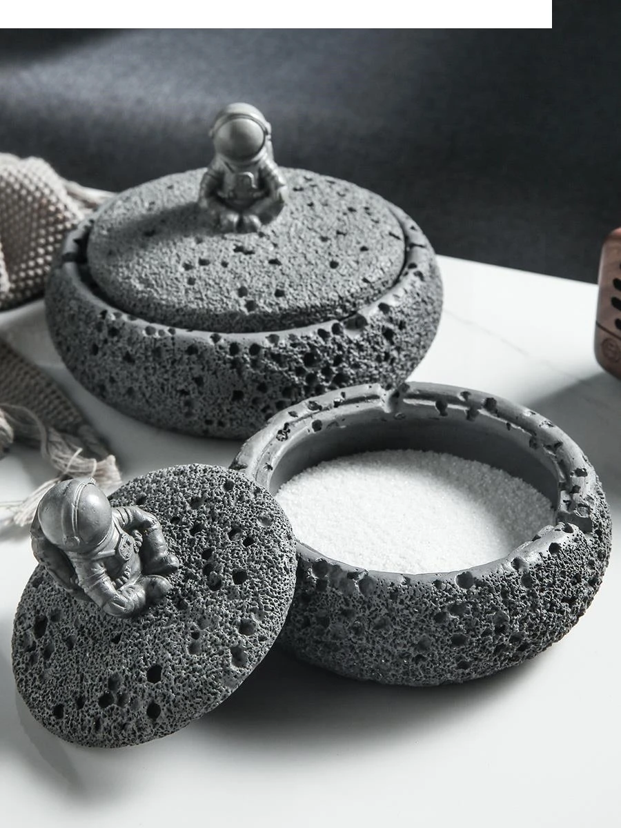 

Cement Astronaut Ashtray with Lid High Temperature Resistant Cigar Ash-proof Large-capacity Home Decoration New