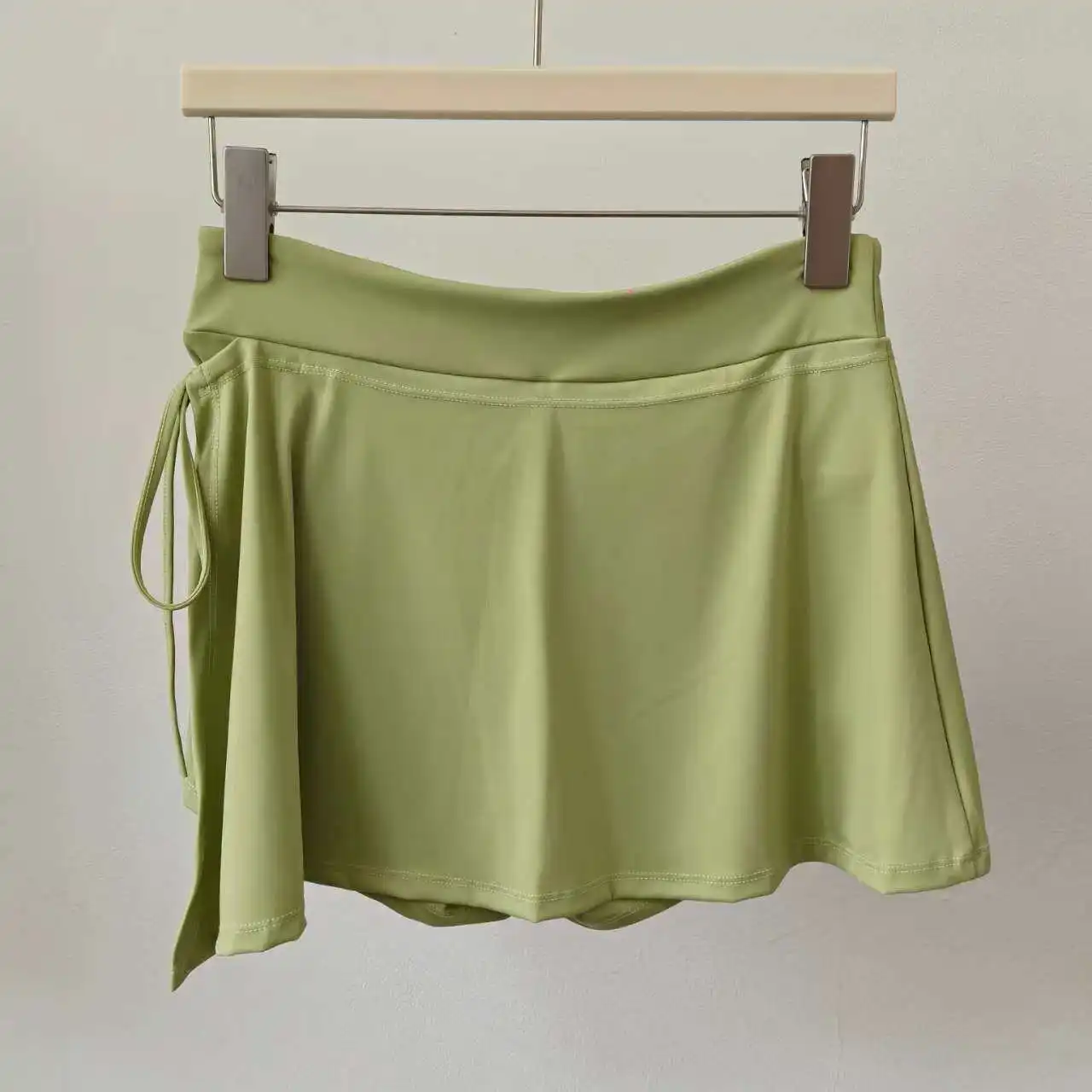 Hochgeschnittener, zweiteiliger Sportrock mit integrierten Shorts, atmungsaktiv, schnelltrocknend, für Yoga, Tennis, Fitness und Laufen. – Detail 5