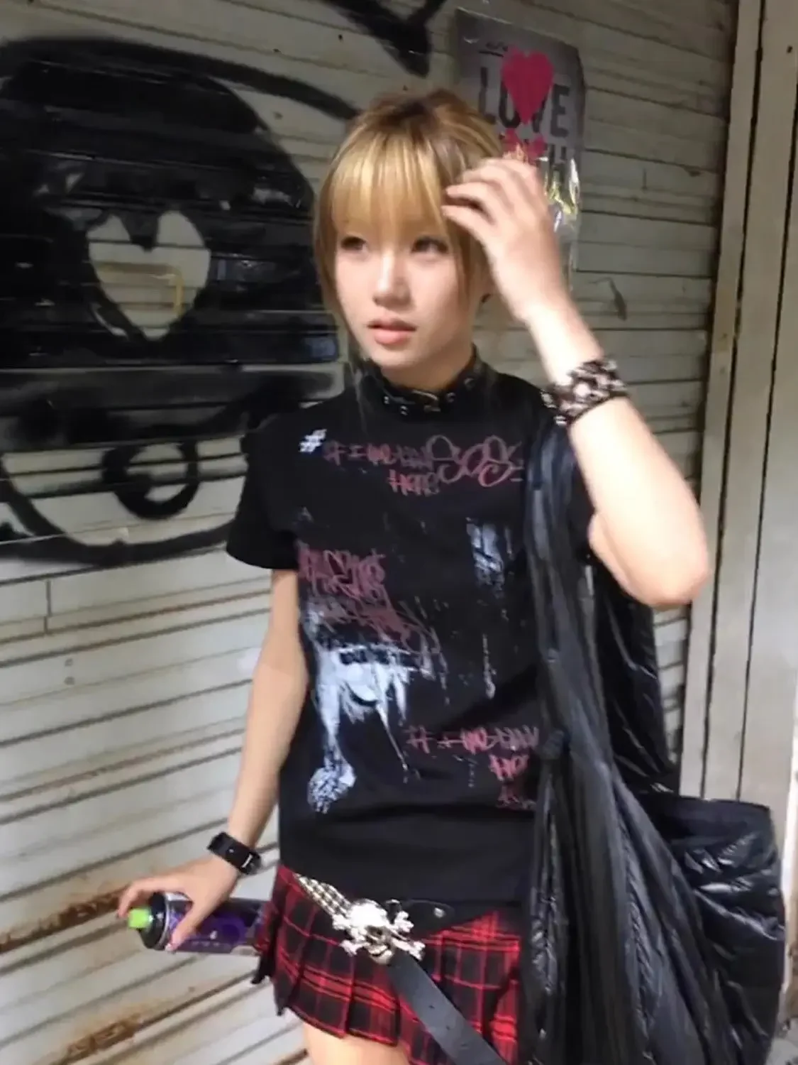 

Черная футболка на плечо с принтом граффити, женская летняя облегающая хлопковая футболка с субкультуры, одежда Y2k, готическая корейская женская одежда