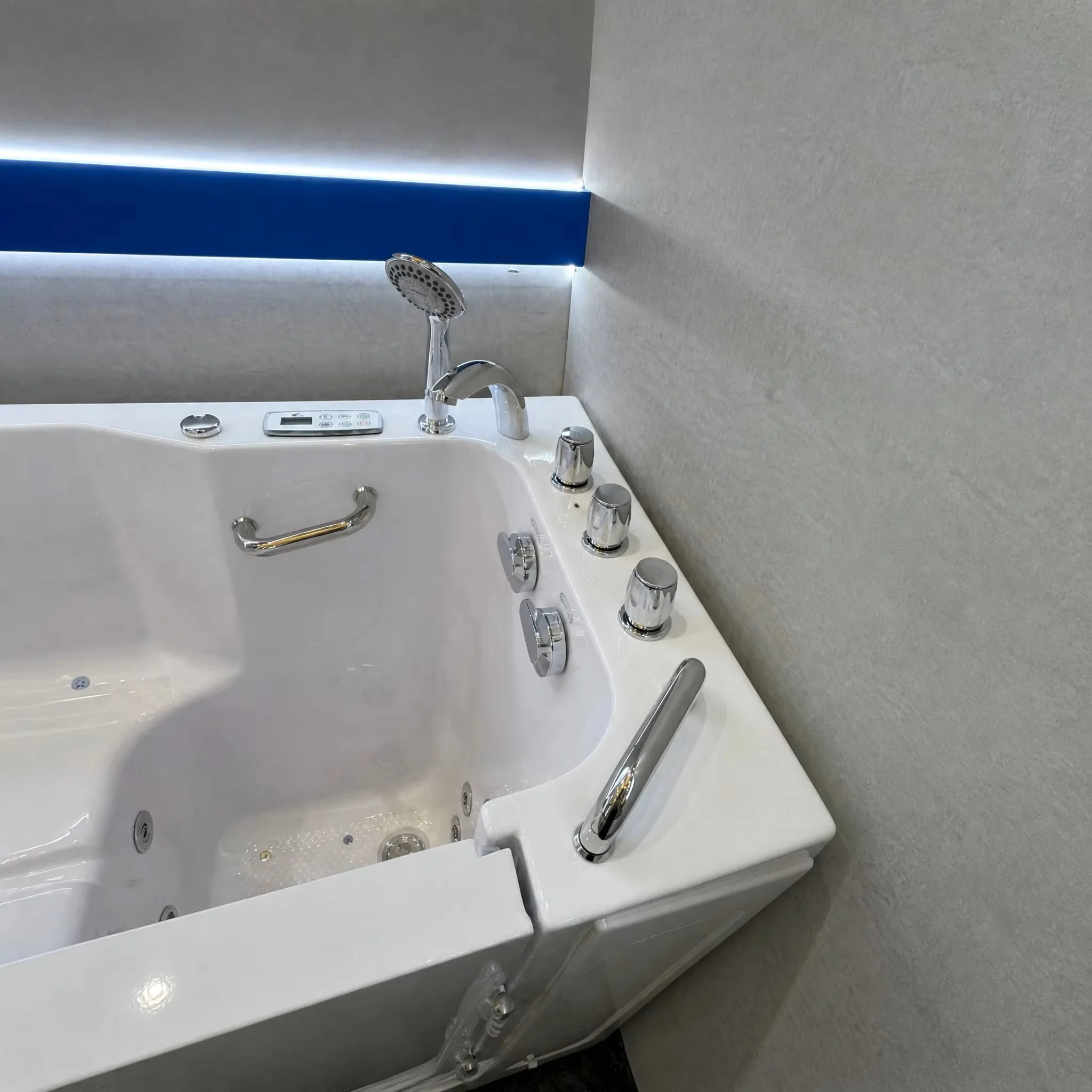 Luxury Safety Walk In Tub For Seniors Acrylic Massage Bathtub Dual Handrail Elder Home Nursing Hotel