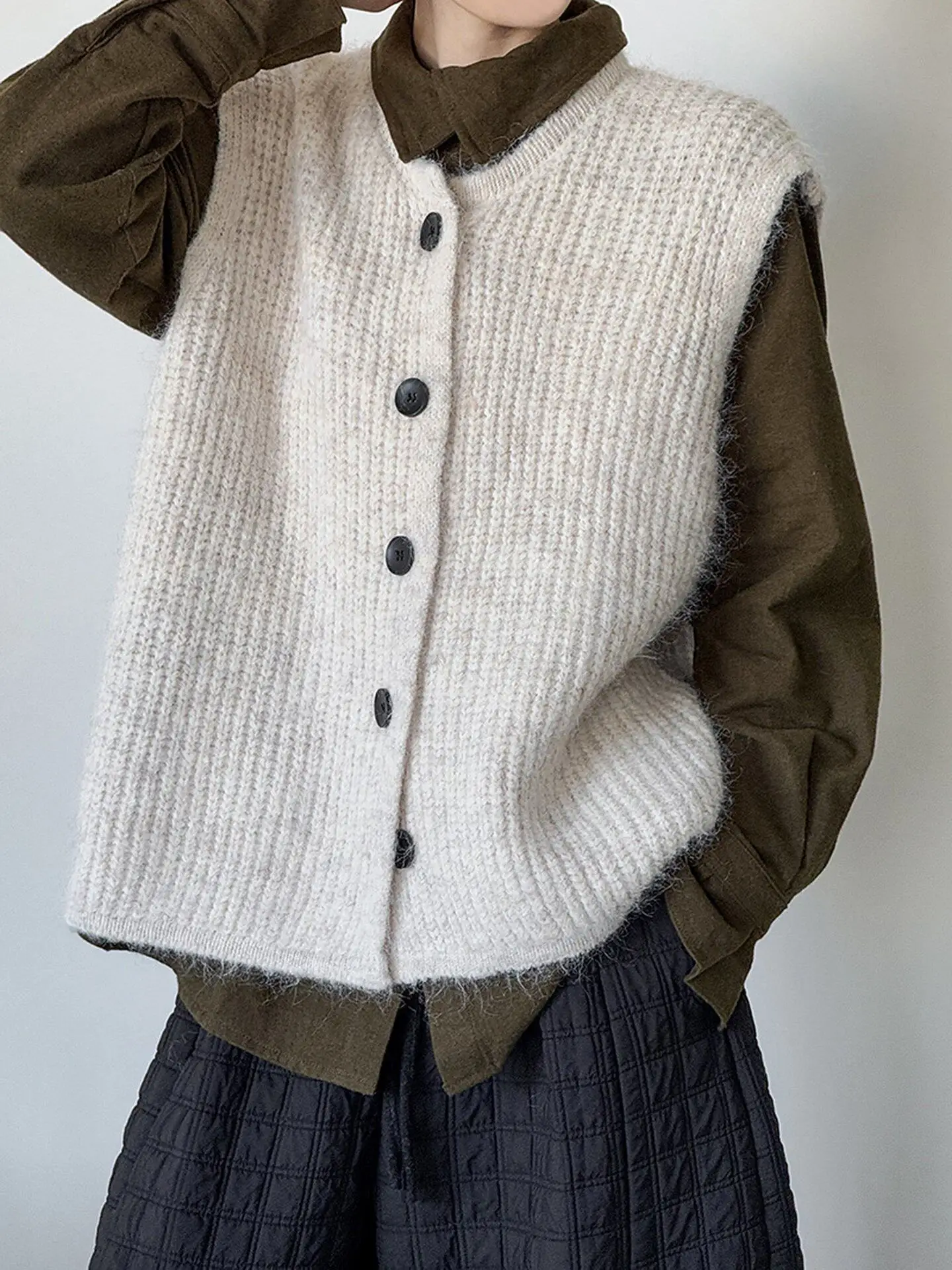 Unique and beautiful stacked vest women's knitted vest cashmere cardigan with waistcoat and daily necessities sleeveless vest.