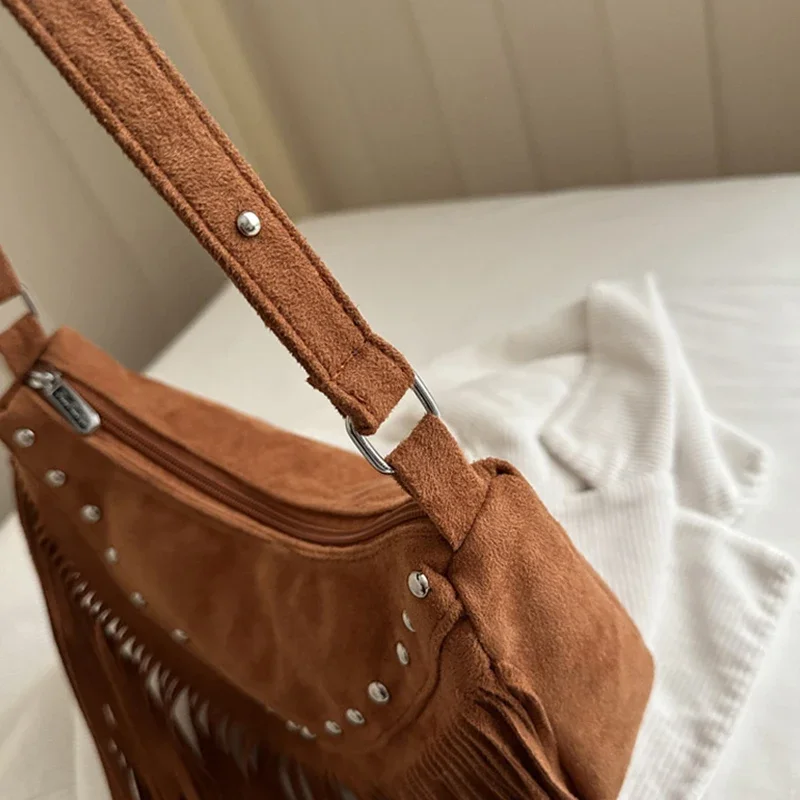 Lange Quasten-Nieten-Schultertasche, Damen-Umhängetasche mit Metallnieten-Design und Fransen, Vintage-Handtasche in Unifarben für Herbst und Winter – Detail 6