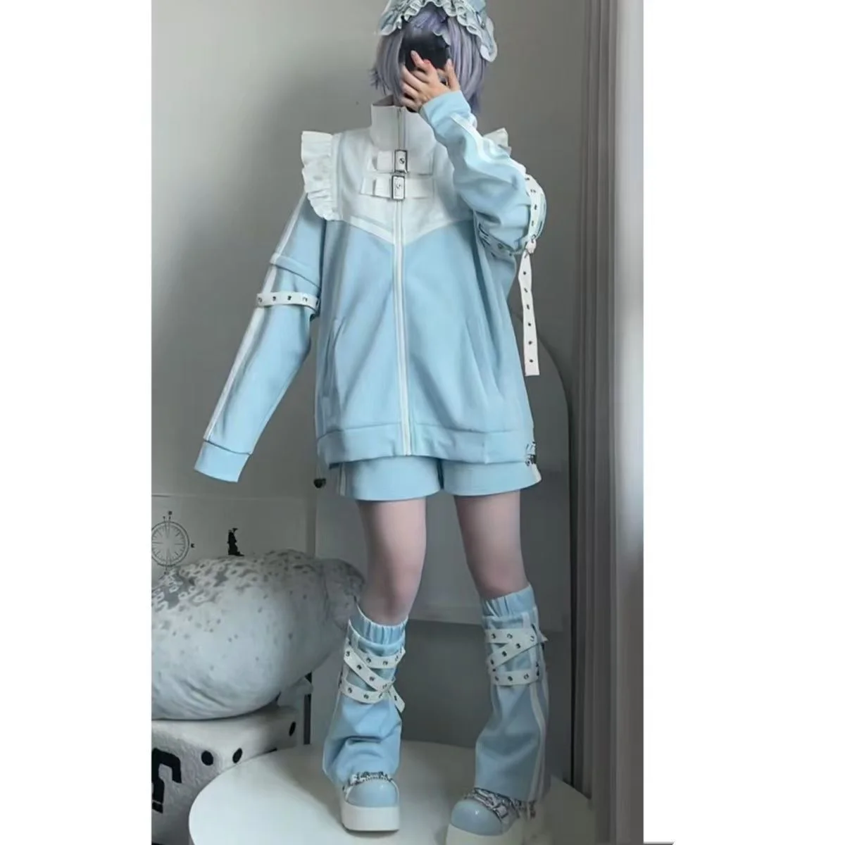 

Милая съемная свободная толстовка из трех предметов с длинными рукавами, свободные шорты с высокой талией + утепленный чехол для ног