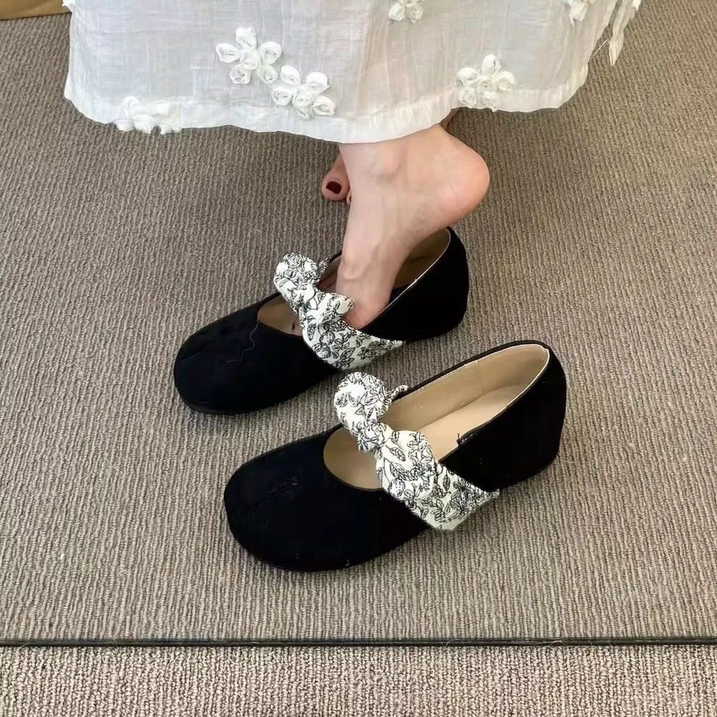 Sapatos retrô de fundo plano mary jane sapatos femininos primavera e verão novo estilo camurça branca boca leve sapato único