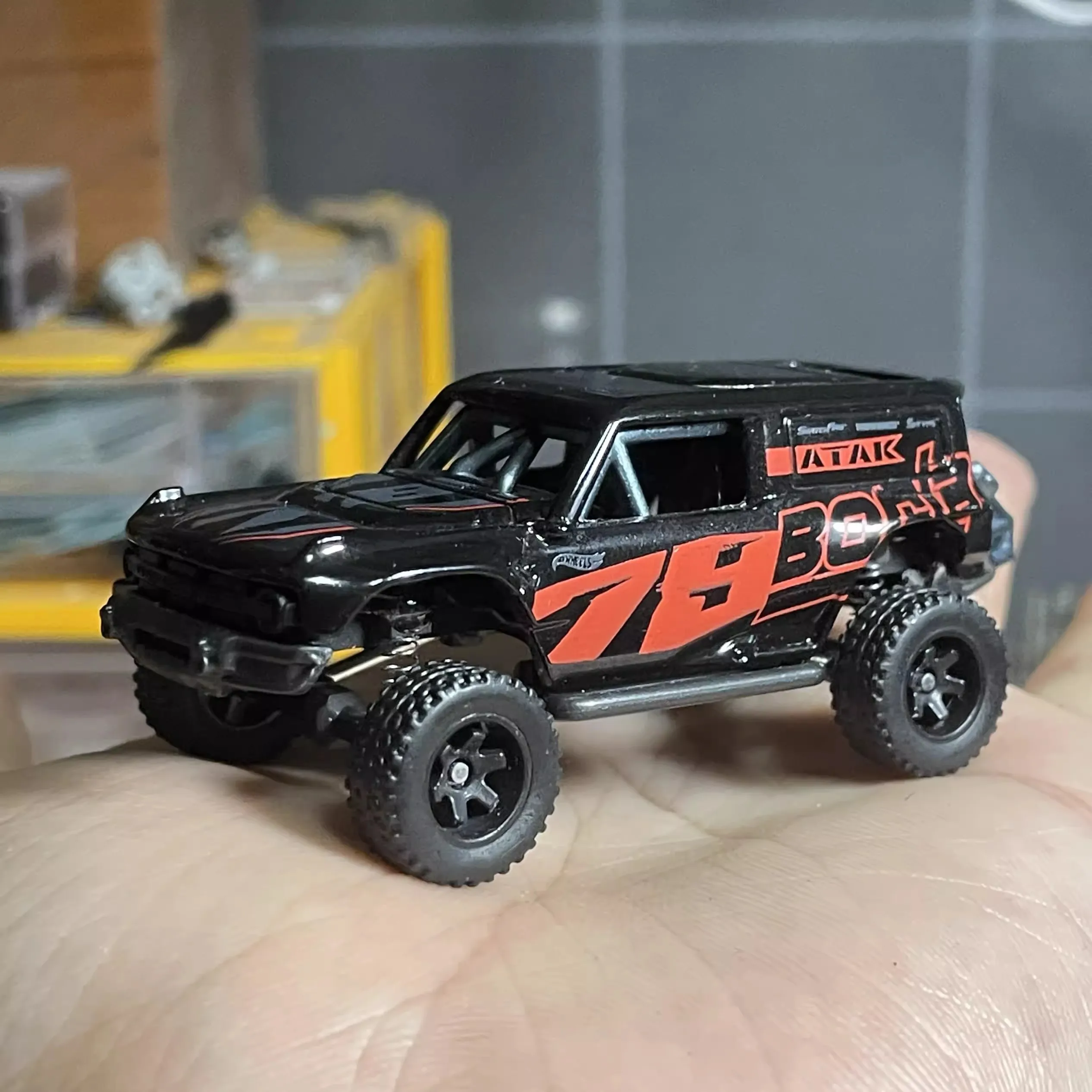 1:64  Bronco Conversion Modified Shock Off-Road Rubber Tires Model Car Scene Accessories