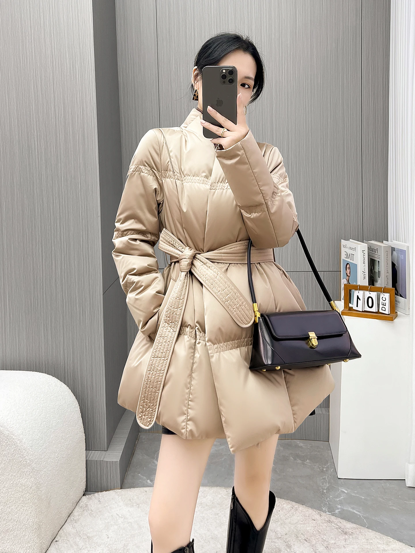 

Зимняя утепленная женская куртка-пуховик средней длины с V-образным вырезом и поясом, приталенная, белая, теплая, с наполнителем из перьев