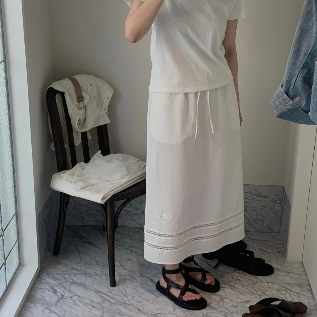

Белая вышитая длинная юбка с поясом, женская корейская юбка с высокой талией, повседневная свободная посадка, лето 2025 г.