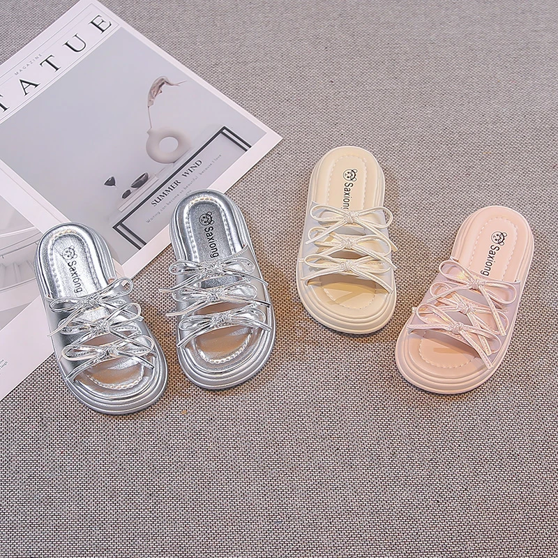 

Детские повседневные модные туфли однотонного цвета, универсальные детские сандалии в корейском стиле с милыми бантиками, летние новые шлепанцы для девочек с открытым носком 2026