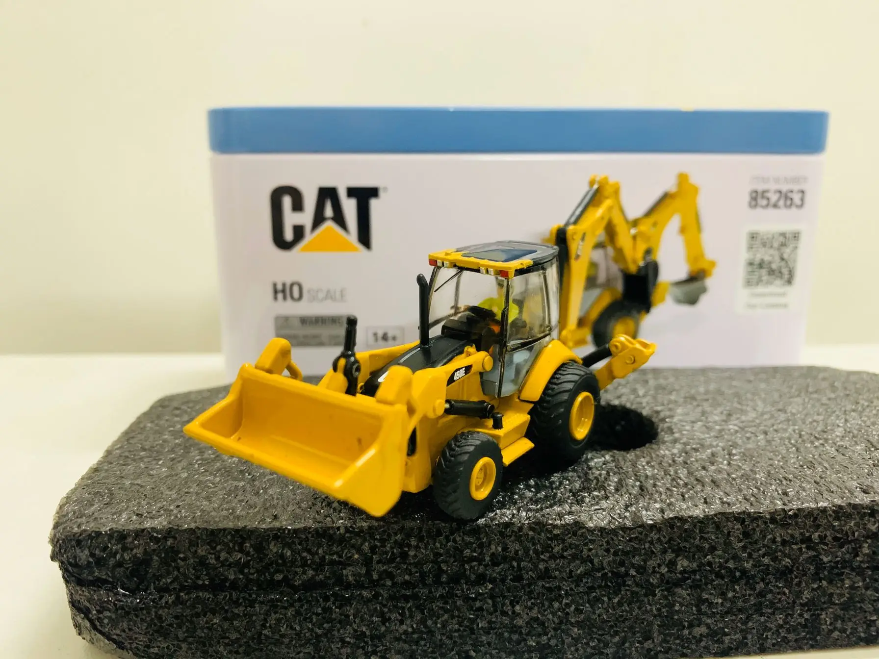 450E Backhoe Loader 1:87 Ho Scale Metal Model By Diecast Masters 85263 NEW