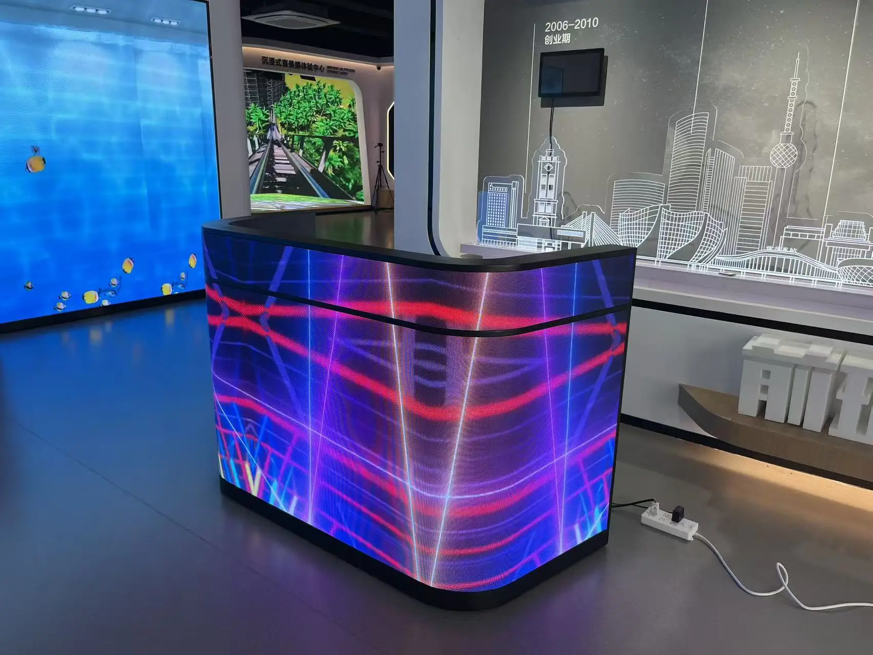 Custom Size P1.86/P2.5 Rental LED DJ Booth Front Desk-Portable Table Disp y IP65 Waterproof 1000cd Brightness Adobe RGB 98%