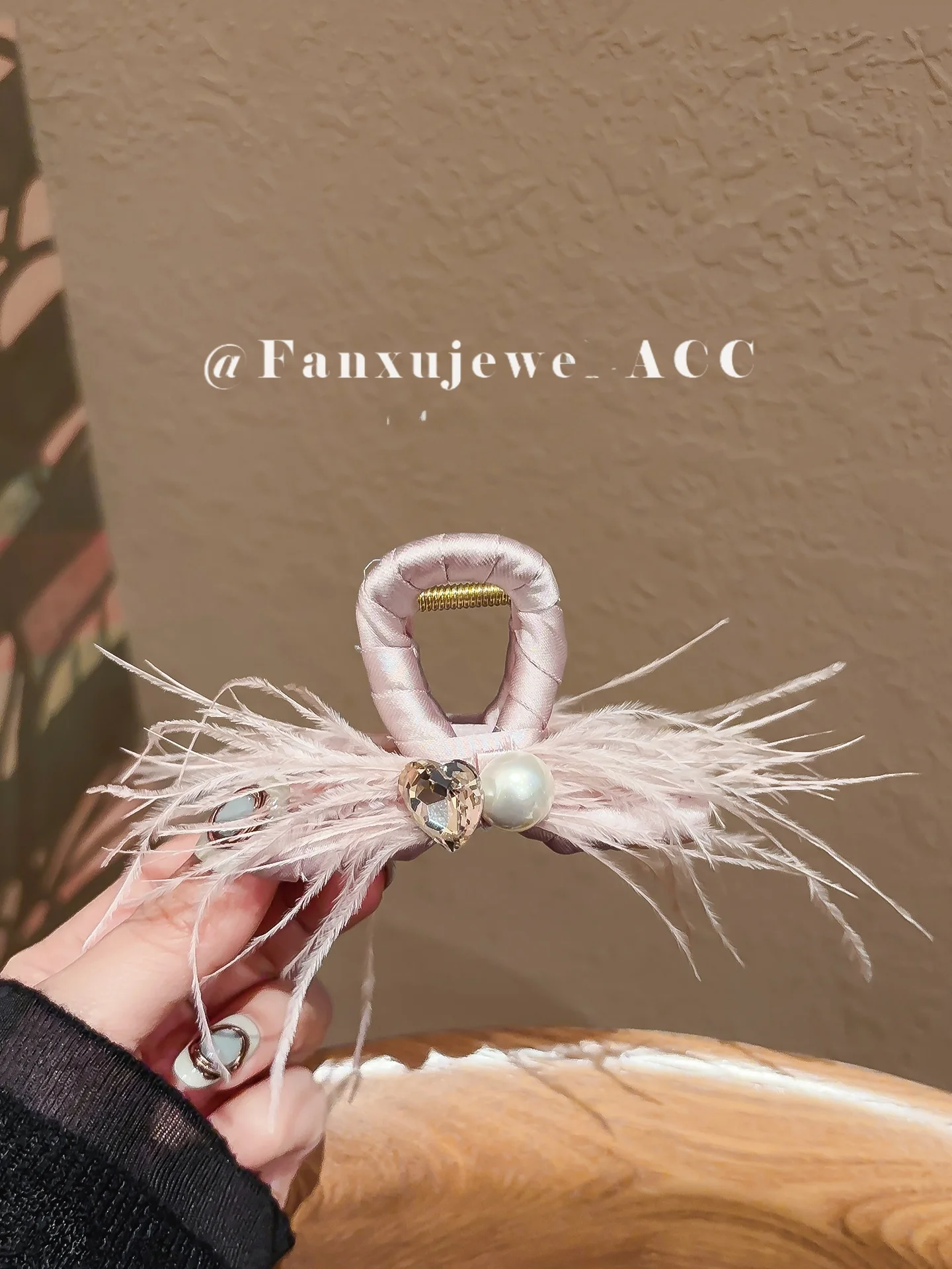 presilha-de-cabelo-elegante-com-pena-de-avestruz-rosa-para-meninas-acessorio-de-cabelo-moderno-e-doce-presilha-tipo-tubarao-prendedor-de-rabo-de-cavalo-fofo-para-a-parte-de-tras-da-cabeca