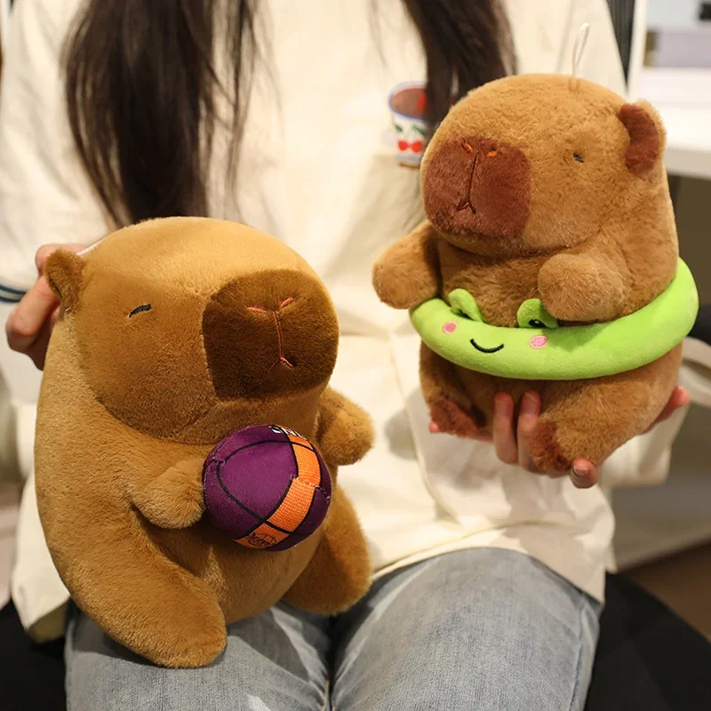 25 cm Mooie Capibara Met Basketbal Frieten Knuffels Cartoon Knuffeldier Capibara Kikker Zwemmen Ring Schildpad Rugzak