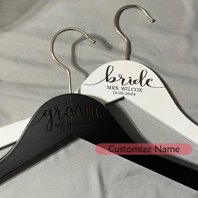 2er-Set personalisierte schwarz-weiße Kleiderbügel mit Gravur für Braut und Bräutigam, Hochzeit, Junggesellenabschied, Brautparty-Dekoration – Detail 1