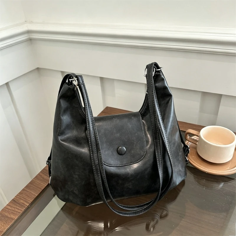 Vintage Hobo-Tragetasche aus weichem Leder mit niedlichem Plüsch-Anhänger, wandelbarer Rucksack, lässige Schultertasche mit großem Fassungsvermögen für Damen – Detail 10