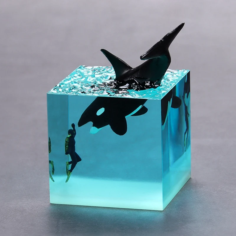 C- Humpback Whale Diver Cube Ornament Resin Whale Home Birthday Gift Ornament Marine Resin Decoration