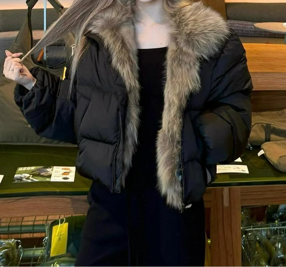 سترة منتفخة قصيرة مع ياقة كبيرة من الفرو للنساء 2025 شتاء دافئ سميك عالي الجودة متعدد الاستخدامات سترة منتفخة غير رسمية
