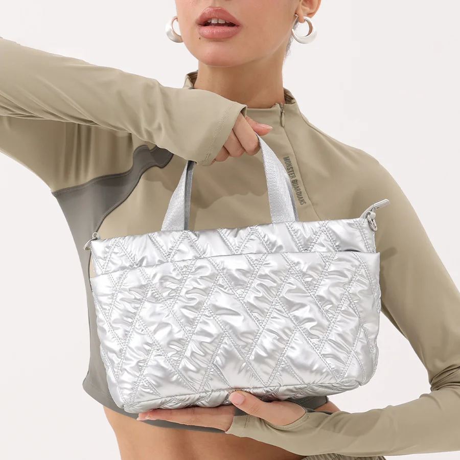 

Повседневная серебряная стеганая маленькая сумка-тоут с мягкой подкладкой, мягкая нейлоновая женская сумка-пуховик, трендовые сумки через плечо с широким ремешком, 2025