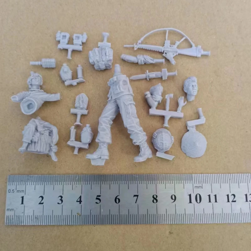 Survivor Resin Figure 1/24 Model Kit Unpainted and Unassembled Toys Free Shipping