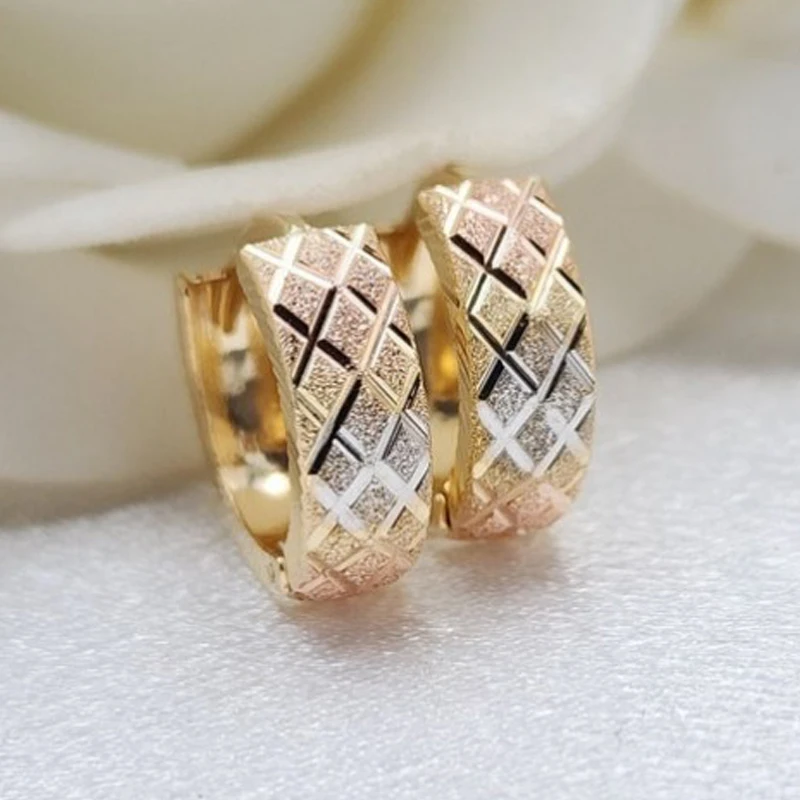 Exquisite Mode Drei Farben Damen Ohrringe Klassische Metall Hand Carving Creolen Ohrringe Frau Verlobungsschmuck