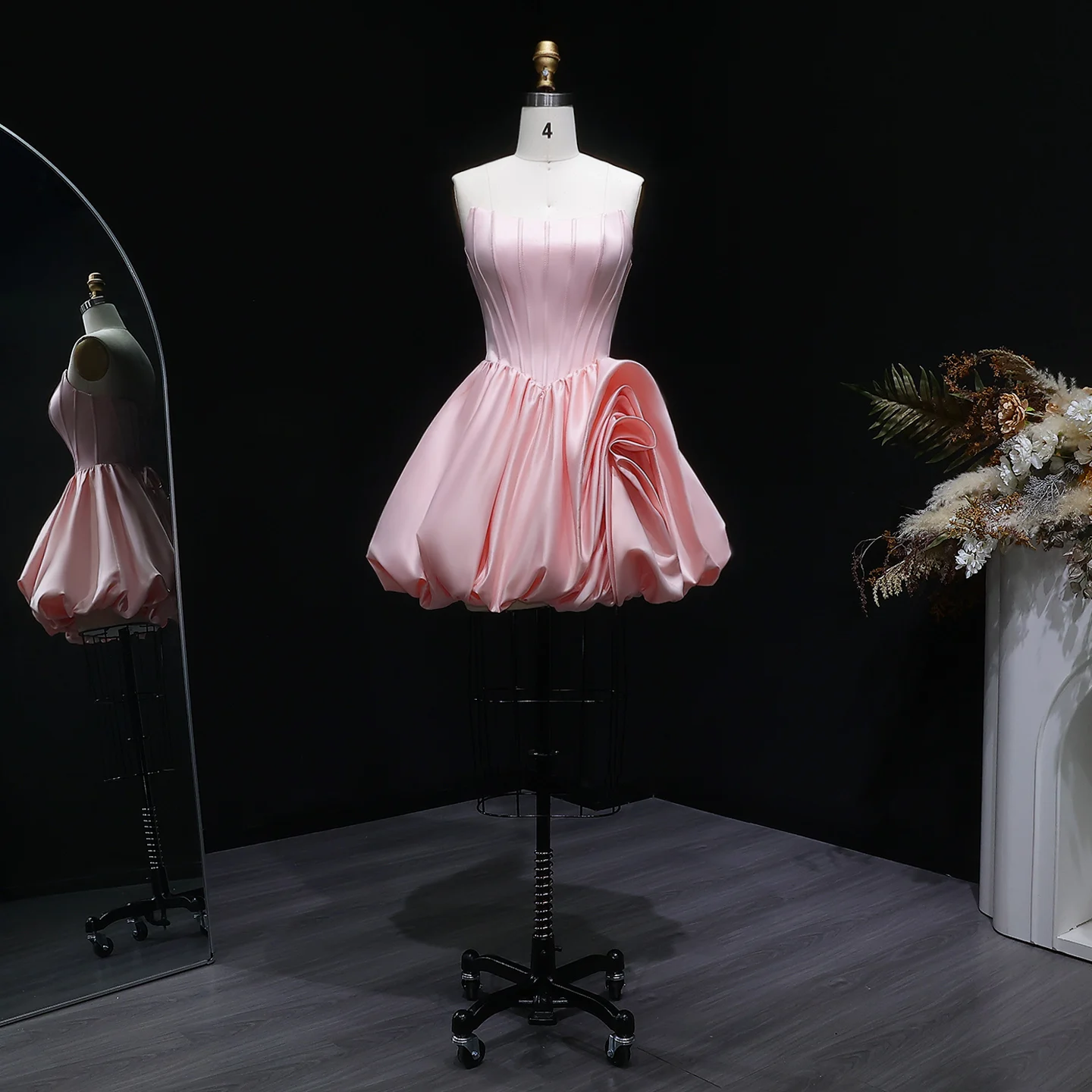 Sharon Said Rosa trägerloses 3D-Blumen-Homecoming-Kleid, plissiertes Korsett, Satin, Dubai, kurzes Cocktail-Abschlussball-Partykleid, RM139, maßgeschneidert – Detail 4
