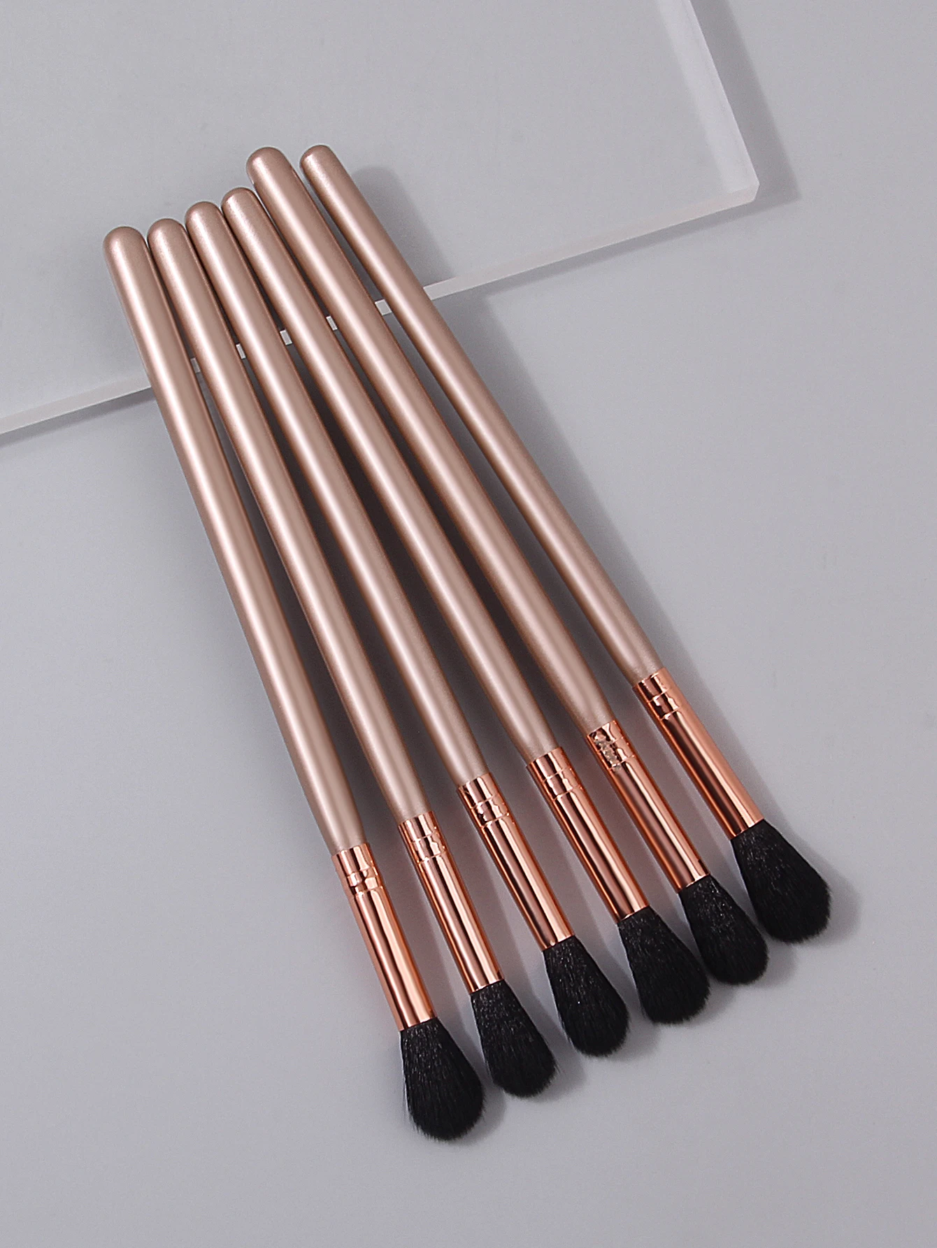 6PCS Champagne-colored makeup brush set:Flame Highlight Brush,Eyeshadow Brush,Nose Shadow Brush,Soft Bristle Facial makeup tools