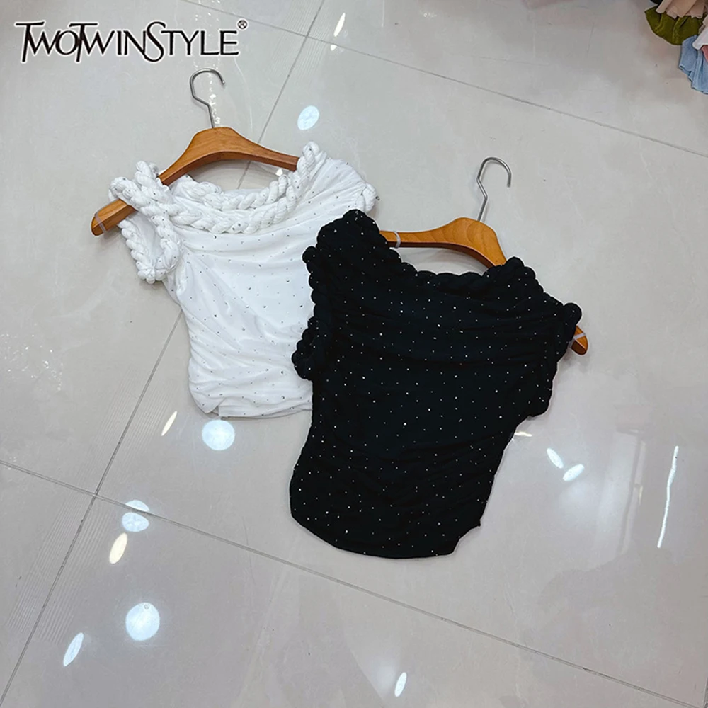 

TWOTWINSTYLE сексуальные мини-футболки со складками и принтом для женщин, летняя милая футболка с разрезом на шее и открытыми плечами, женская KTS545444