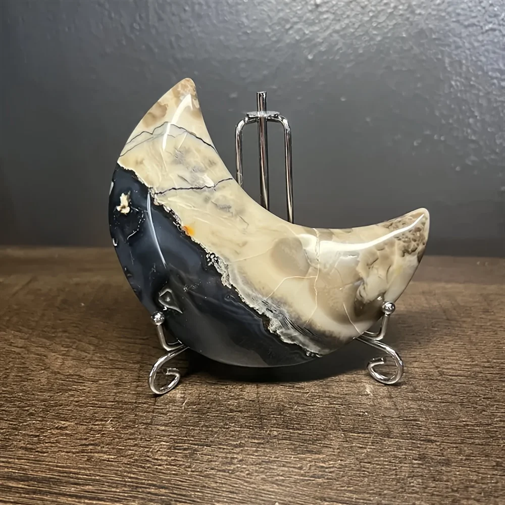 Une palmiste en agate volcanique éclatante – une pierre fluorescente qui brille sous la lumière ultraviolette.