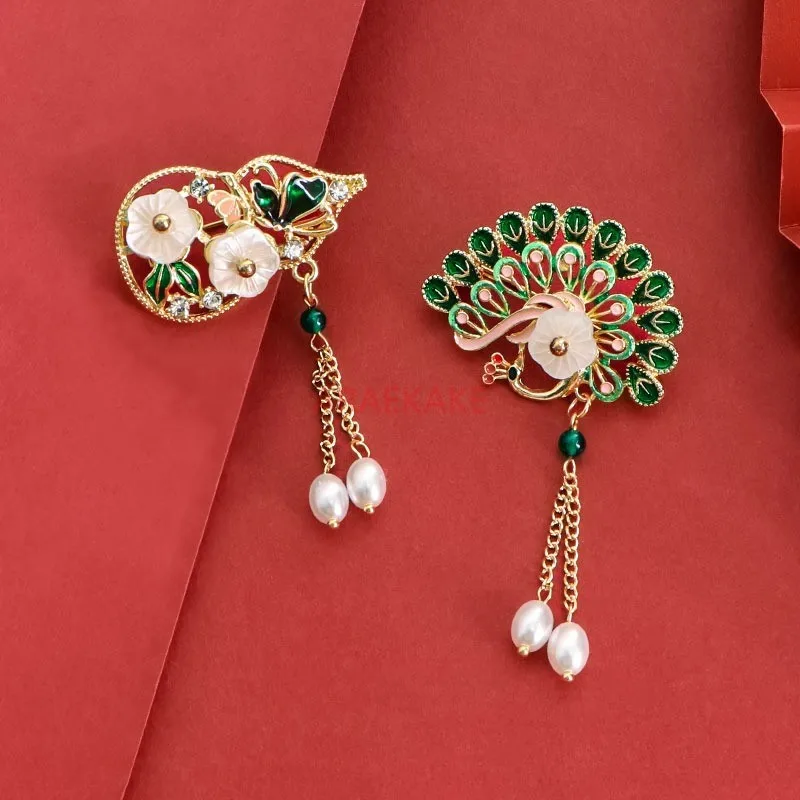 Spilla a ventaglio di pavone in stile cinese, cheongsam con nappa retrò, spilla con fibbia antiriflesso Hanfu, fiore sul petto accessorio