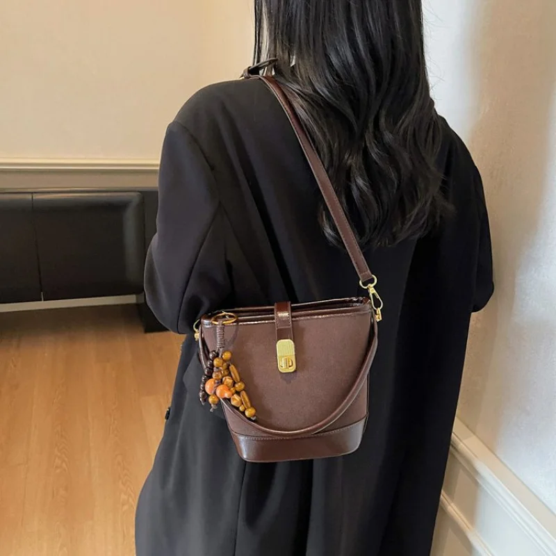 

High-End Women's Classic Paris Leather Shoulder Bag Fashionable Elegant Ladies Casual Simple Vintage Crossbody Bag