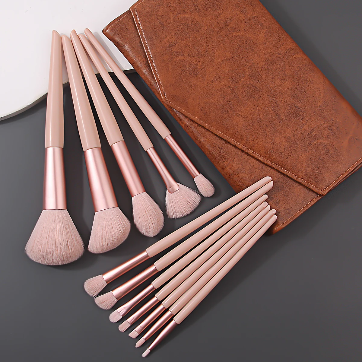Das 13-teilige Make-up-Pinsel-Set mit hohem Erscheinungsbild ist eine multifunktionale Gesichtsbürste und eine tragbare Retro-Aufbewahrungstasche