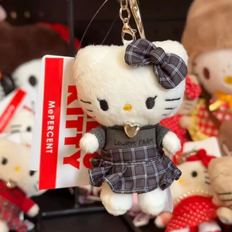 Sanrio coração gargantilha feminino olá kitty preto xadrez brinquedo de pelúcia chaveiro kawaii scooter esporte gatinho boneca mochila de pelúcia charme